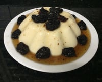 Manjar branco com calda de ameixas