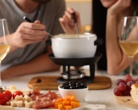 Friozinho e romance: um kit de fondue com desconto não pode faltar para o Dia dos Namorados perfeito