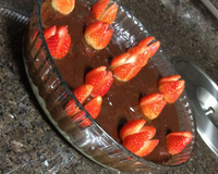 Torta Trufada de Chocolate Branco e Preto com Morangos