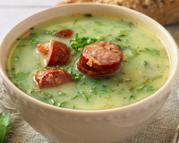 Receita de caldo verde com mandioca é perfeita para aquecer os dias frios com muito sabor!