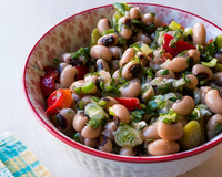 Vinagrete de feijão-fradinho é a salada ou acompanhamento leve perfeito e nutritivo para jantar no calor