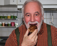 Estudo revela que quem come carne tem maior probabilidade de viver até os 100 anos, mas há um porém