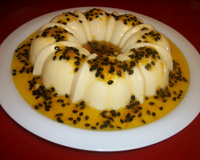 Flan de iogurte com maracujá