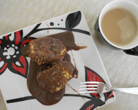 Bolo comum com cobertura de chocolate