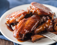Receita de asinha de frango com molho de Coca-Cola é surpreendente e muito gostosa