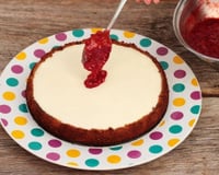 Torta de ricota com geleia de morango