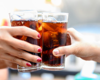 Poucas pessoas sabem, mas essas 5 bebidas comuns podem causar azia, inchaço e gases