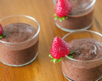 Como fazer mousse de chocolate saudável com textura de nuvem e pouco açúcar? Essa receita simples é a sobremesa perfeita para comer sem culpa