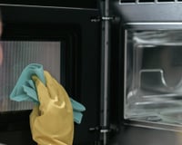 Por que a porta do micro-ondas é cheia de furinhos? O detalhe atrapalha um pouco a visualização, mas tem uma função muito importante e o TudoGostoso explica