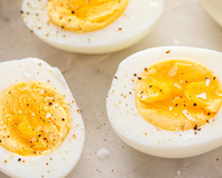 A gema de ovo perfeita não é feita na panela, mas usando esse item que todo mundo tem na cozinha