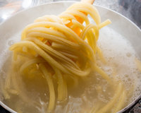 Macarrão no ponto perfeito: a dica simples do chef Alex Atala na hora de escorrer a água do cozimento