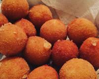 Bolinha de queijo de 3 ingredientes vai se tornar o lanche favorito da criançada (e o seu também porque é muito fácil de fazer)