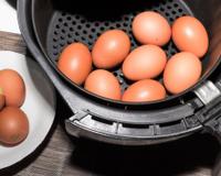 Ovos rápidos, fáceis e perfeitamente cozidos na airfryer vão revolucionar o seu café da manhã