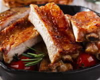 Os segredos para assar uma costelinha de porco de lamber os dedos que os restaurantes não contam