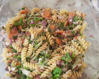 Salada de macarrão parafuso com atum
