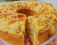 Misture todos os ingredientes e leve ao forno: TudoGostoso tem a receita de bolo salgado perfeito para o lanche