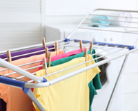 Como secar a roupa sem uma secadora quando está frio ou úmido lá fora