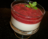 Creme de iogurte com calda de morango