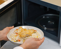 Daniel Cady, nutricionista: "Será que faz mal esquentar comida no micro-ondas? Muita gente acha que ele deixa tudo tóxico, mas o que é ruim mesmo é..."