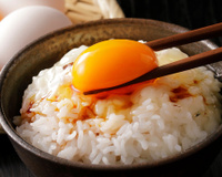 O prato de arroz com ovo cru que é febre no Japão vai mudar sua saúde se você perder o medo