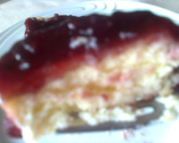 Torta de ricota com calda de amora