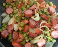 Quiabo com lingüiça