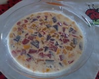 Gelatina colorida com pêssego em calda