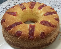 Bolo de fubá com goiabada