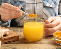 Adeus chá de saquinho: agora só bebo leite dourado vegano à noite, é relaxante e fácil de fazer