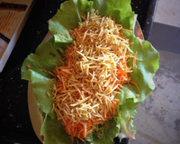 Molho de mostarda com salada de alface, cenoura e batata palha