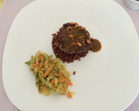 Medalhões com crosta de castanha e molho agridoce