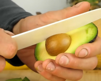 Os benefícios do chá de caroço de abacate e como preparar em casa de forma fácil