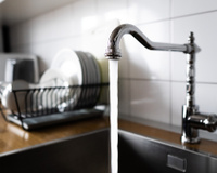 Acabe com as manchas da pia e da torneira da cozinha: DESCUBRA como com um item SURPREENDENTE