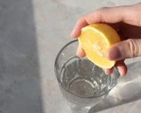 Os benefícios reais de beber água e limão pela manhã, segundo os nutricionistas