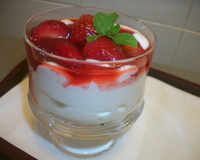 Sobremesa rápida de morango com creme