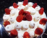 Sobremesa de suspiro com morango