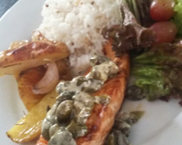 Salmão ao forno com molho de manteiga com alcaparras