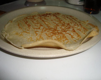 Panqueca doce e leve com recheio de sorvete