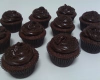 Cupcake de chocolate leve e saboroso com chantilly caseiro