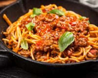 18 receitas de macarrão fáceis que são de comer rezando