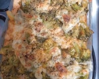 Peito de frango gratinado com brócolis