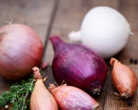 Poucas pessoas sabem, mas a diferença entre cebolas brancas e cebolas roxas não é apenas a cor e isso pode mudar as suas receitas