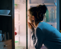 O que significa quando a geladeira faz barulhos muito altos durante a noite?