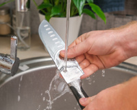 Fato ou fake da cozinha: lavar a faca em água quente estraga o utensílio?