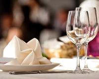 7 acessórios que vão te ajudar a decorar a mesa de jantar perfeita