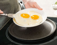 Nunca mais fritei ovo na frigideira desde que aprendi um jeito mais gostoso, mais saudável e que faz menos sujeira