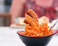 As batatas mais saborosas que já fiz não são fritas, são cozidas com 3 dentes de alho, páprica e uma fatia de bacon