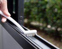 Utilizar água oxigenada nos trilhos das janelas: para que serve e por que é recomendada