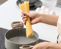 100 g de macarrão por refeição parece muito pouco se você não souber como incrementar do jeito certo