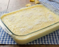 Gelado de abacaxi com coco ralado em uma travessa